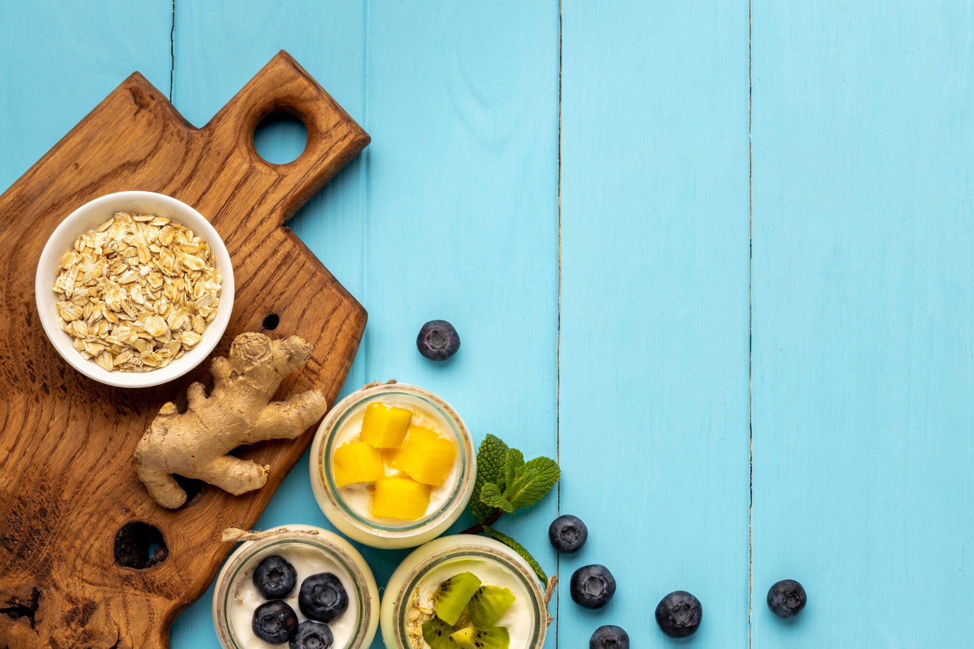 Persona mayor activa caminando al aire libre, representando una vida saludable